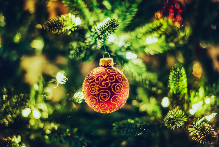 Artificial Christmas Trees: Pros, Cons, and How to Choose the Best One